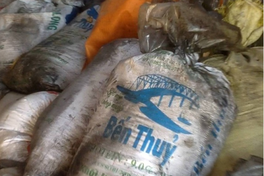 Thu giữ 2 tấn mỡ động vật bốc mùi hôi thối