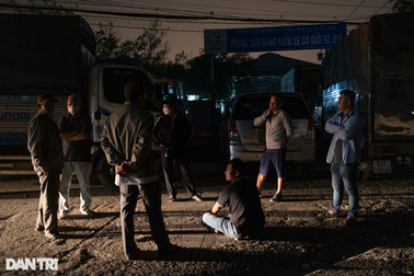 Tài xế từ TPHCM xuống Long An thức trắng đêm chờ đăng kiểm