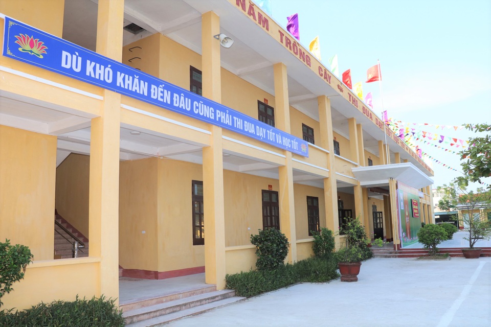 Trường “chờ sập” phải chuyển, phụ huynh vẫn mong con ở lại học lớp ẩm thấp - 7 Trường “chờ sập” phải chuyển, phụ huynh vẫn mong con ở lại học lớp ẩm thấp - 7