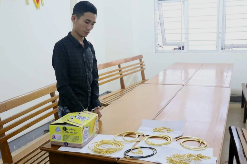 Nam thanh niên đột nhập tiệm vàng lấy hơn 183 chỉ vàng - 1 Nam thanh niên đột nhập tiệm vàng lấy hơn 183 chỉ vàng - 1