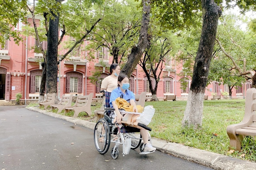 Thí sinh gãy chân nặng vẫn gắng ngồi xe lăn đến điểm thi - 1 Thí sinh gãy chân nặng vẫn gắng ngồi xe lăn đến điểm thi - 1