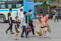 Người dân tay xách nách mang trở lại Hà Nội sau kỳ nghỉ lễ 30/4