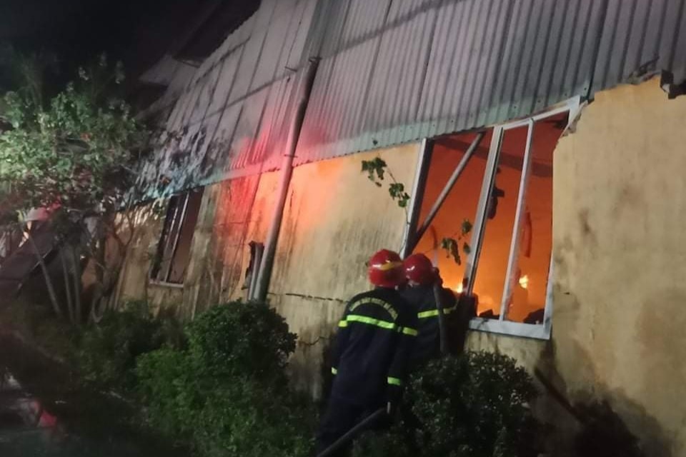 Cháy lớn hơn 3 tiếng thiêu rụi hàng nghìn mét vuông nhà xưởng - 3 Cháy lớn hơn 3 tiếng thiêu rụi hàng nghìn mét vuông nhà xưởng - 3