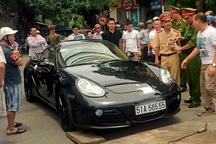 Hà Nội: Đi ngược chiều, tài xế xe Porsche cố thủ hơn 1 tiếng trên xe