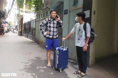 Giá nhà trọ tăng phi mã, sinh viên đòi ra "ở gầm cầu" vì bất lực