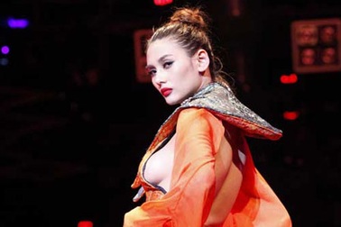 Khoe ngực phản cảm, Hoàng Yến bị triệu tập