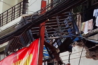 Hoảng loạn vì mâm vận chuyển vật liệu xây dựng rơi tự do