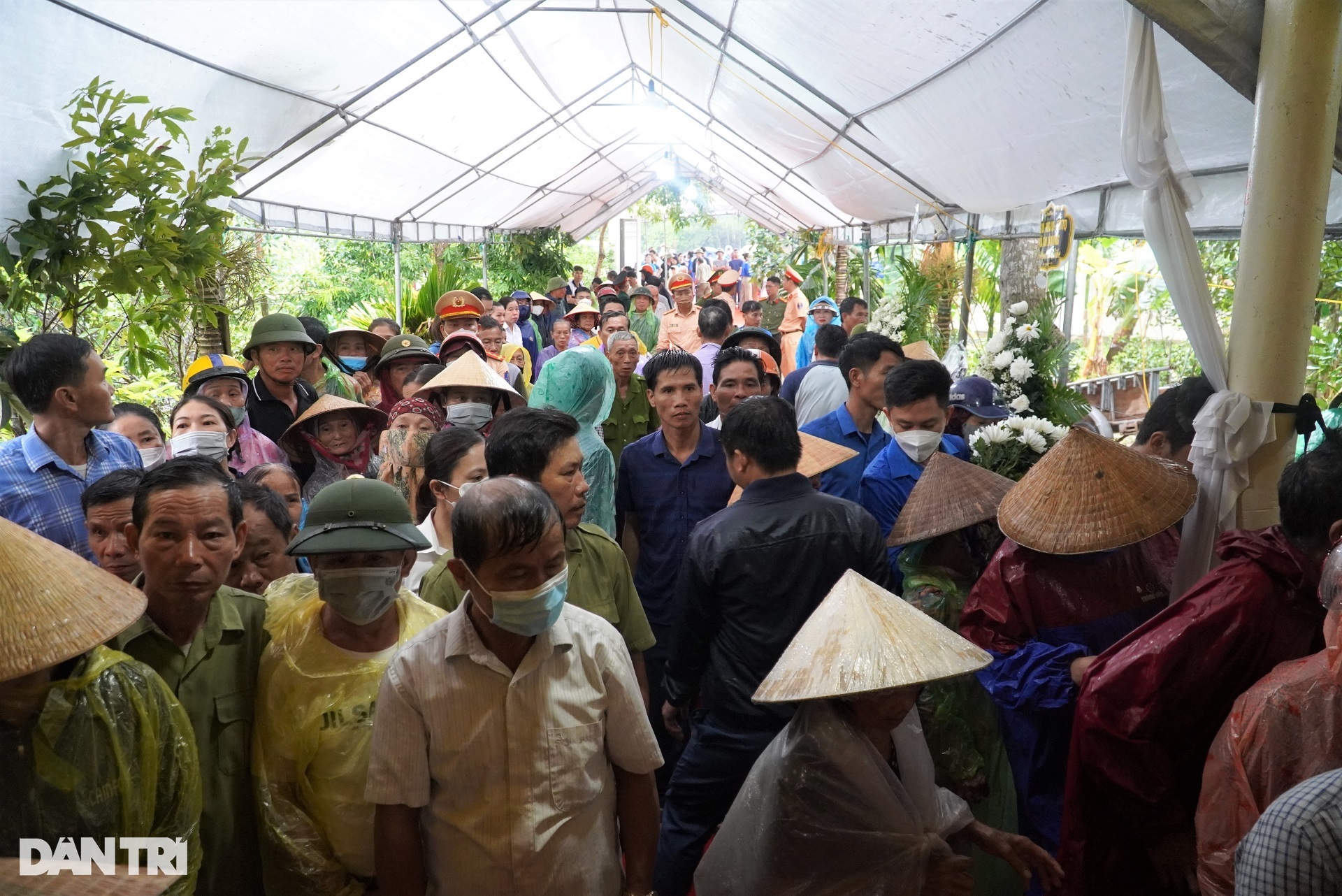 Người dân đội mưa, nghẹn ngào đón linh cữu CSGT hy sinh trên đèo Bảo Lộc - 9 Người dân đội mưa, nghẹn ngào đón linh cữu CSGT hy sinh trên đèo Bảo Lộc - 9