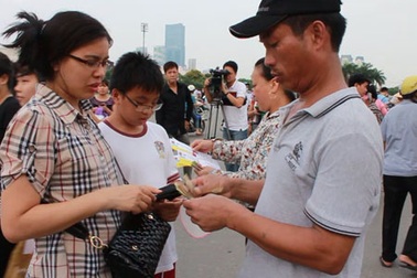 "Chặt chém", đe dọa phóng viên trong ngày Nick diễn thuyết
