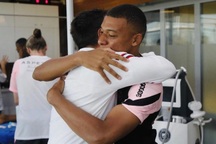 Đập tan tin đồn hiềm khích, Mbappe ôm thắm thiết Messi