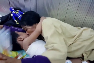 Ba mẹ bị xe tông chết, bé 3 tuổi mồ côi