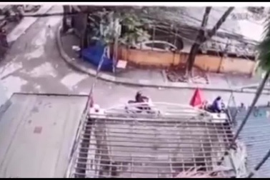 Hình ảnh chiếc Camry lùi không kiểm soát tông chết người