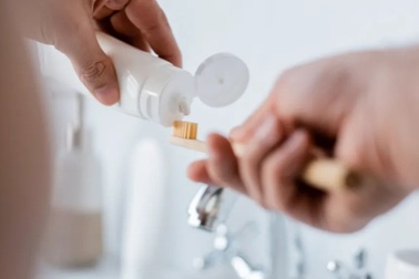 Có thể bạn đang đánh răng bằng kim loại độc hại