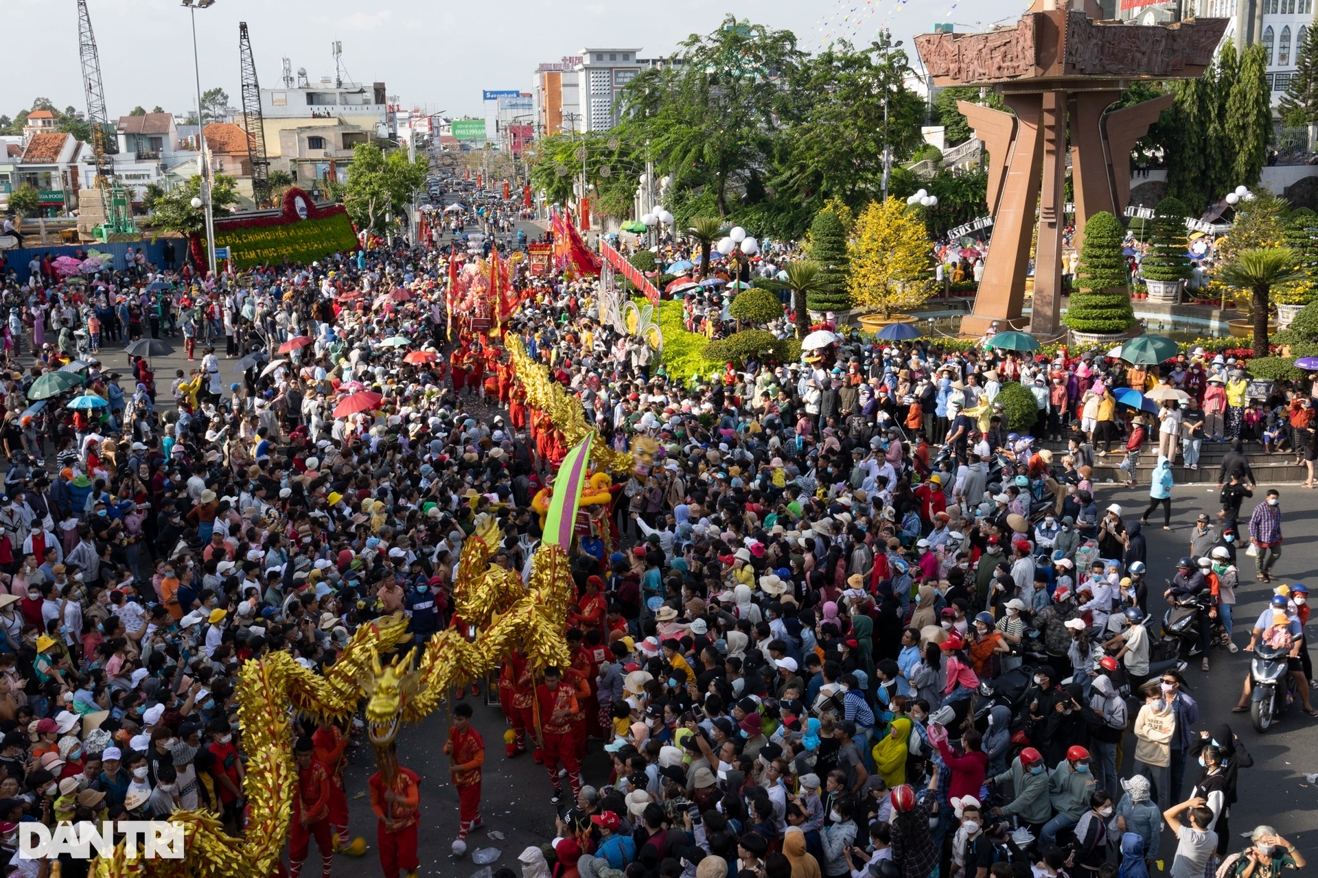 Người dân ngất xỉu khi chen chúc tại lễ rước kiệu Bà ở Bình Dương - 1 Người dân ngất xỉu khi chen chúc tại lễ rước kiệu Bà ở Bình Dương - 1