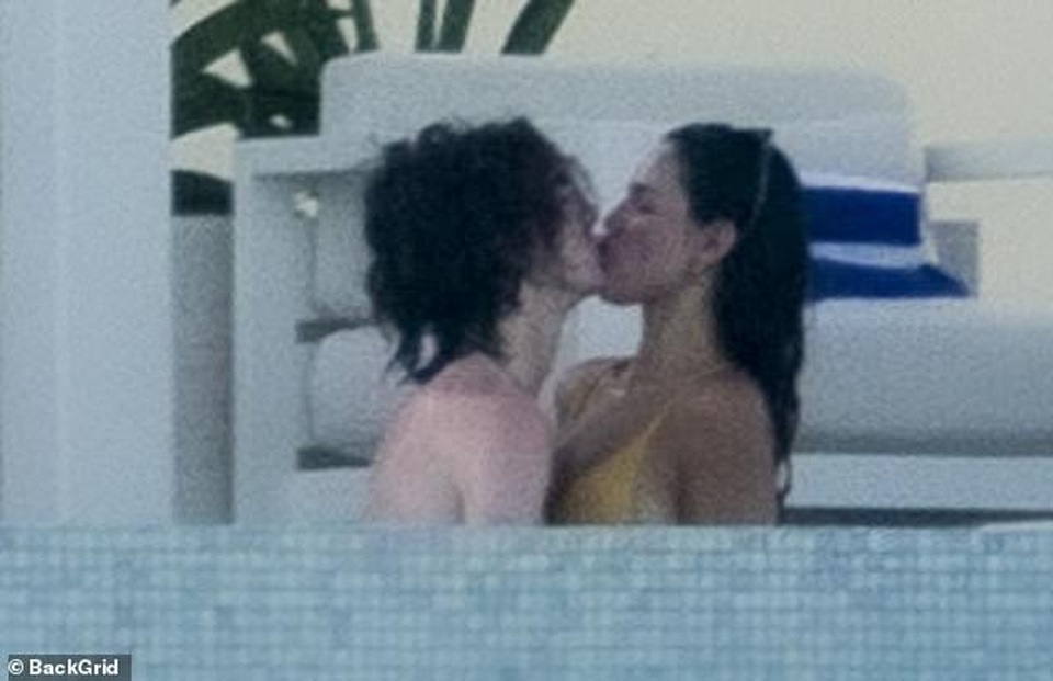 Timothee Chalamet và Eiza Gonzalez tình tứ ôm nhau trên biển - 8 Timothee Chalamet và Eiza Gonzalez tình tứ ôm nhau trên biển - 8