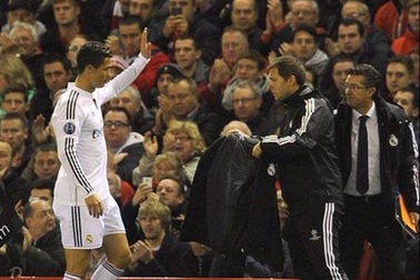 CĐV Liverpool ngả mũ, vỗ tay tán dương C.Ronaldo