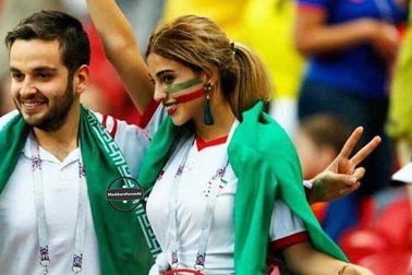 Nhan sắc hút hồn của nữ du khách Iran gây bão trên khán đài WC