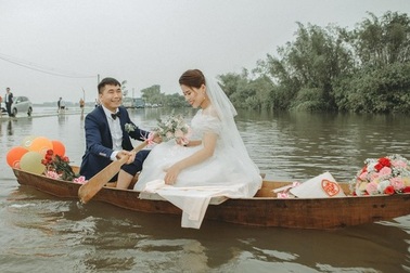 Thích thú ảnh cưới vượt lũ nhưng... vẫn vui của cặp đôi ở Hà Tĩnh