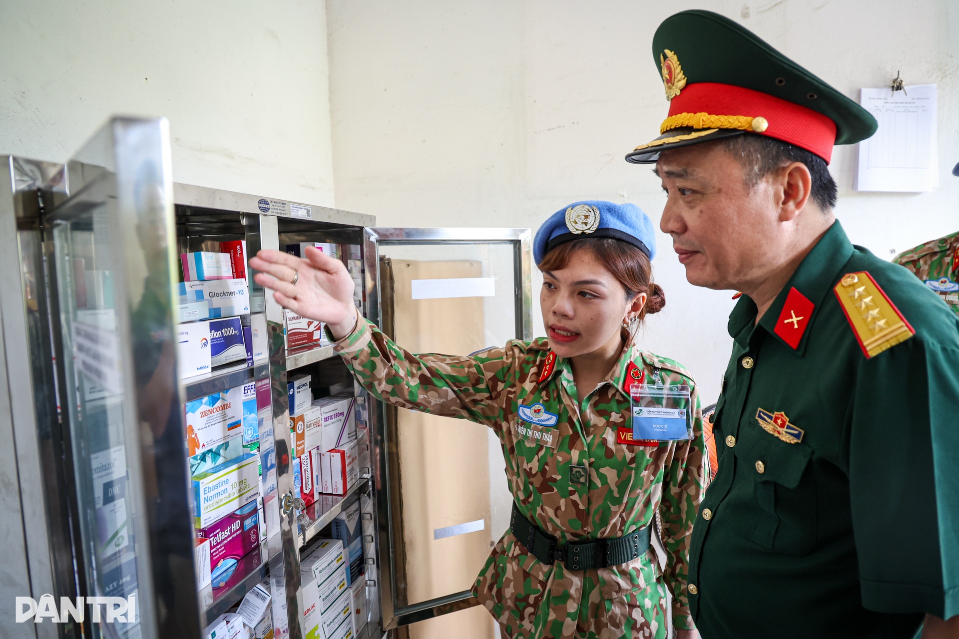 أطباء مستشفى ميداني في فيتنام يمارسون العلاج الطارئ لضحايا الألغام - 12 Bác sĩ bệnh viện dã chiến Việt Nam diễn tập cấp cứu nạn nhân đạp mìn - 12