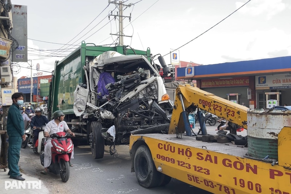 Xe cứu hộ kéo xe rác cán một người tử vong ở TPHCM - 2 Xe cứu hộ kéo xe rác cán một người tử vong ở TPHCM - 2