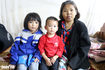 "Nhiều lúc bố mẹ đi viện, phải nấu cháo loãng cho các con ăn cả ngày"
