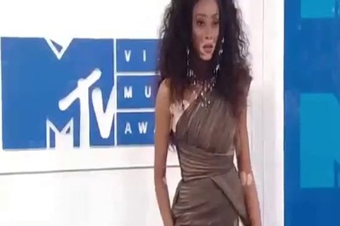 Người mẫu da bò sữa yêu kiều với váy dạ hội kiêu sa