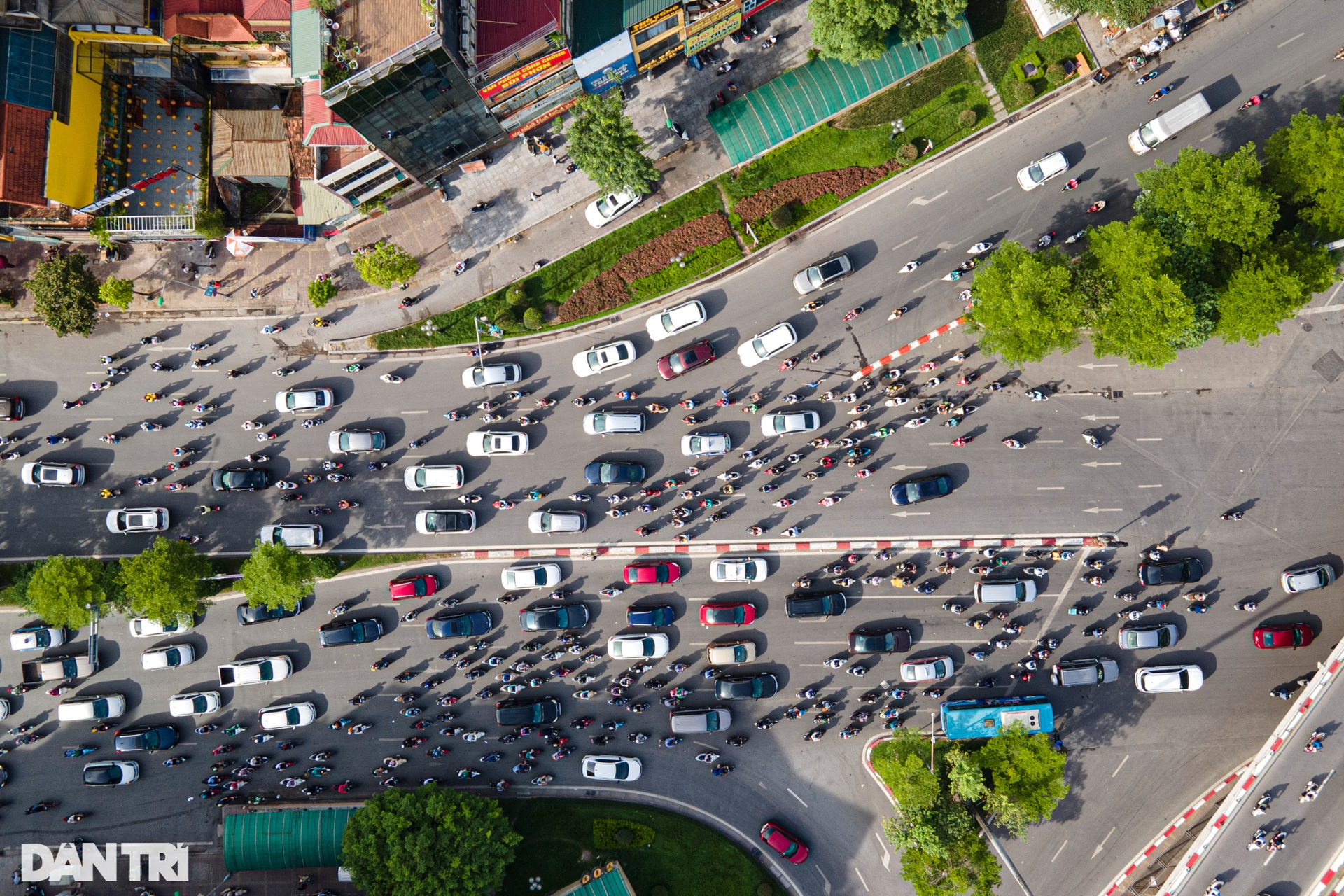 Lái xe ngơ ngác tìm lối đi ở nút giao ùn tắc nhất Hà Nội vừa phân luồng lại - 13 Lái xe ngơ ngác tìm lối đi ở nút giao ùn tắc nhất Hà Nội vừa phân luồng lại - 13