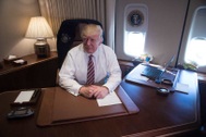 Ông Trump khoe phòng làm việc trên chuyên cơ "Không lực Một"