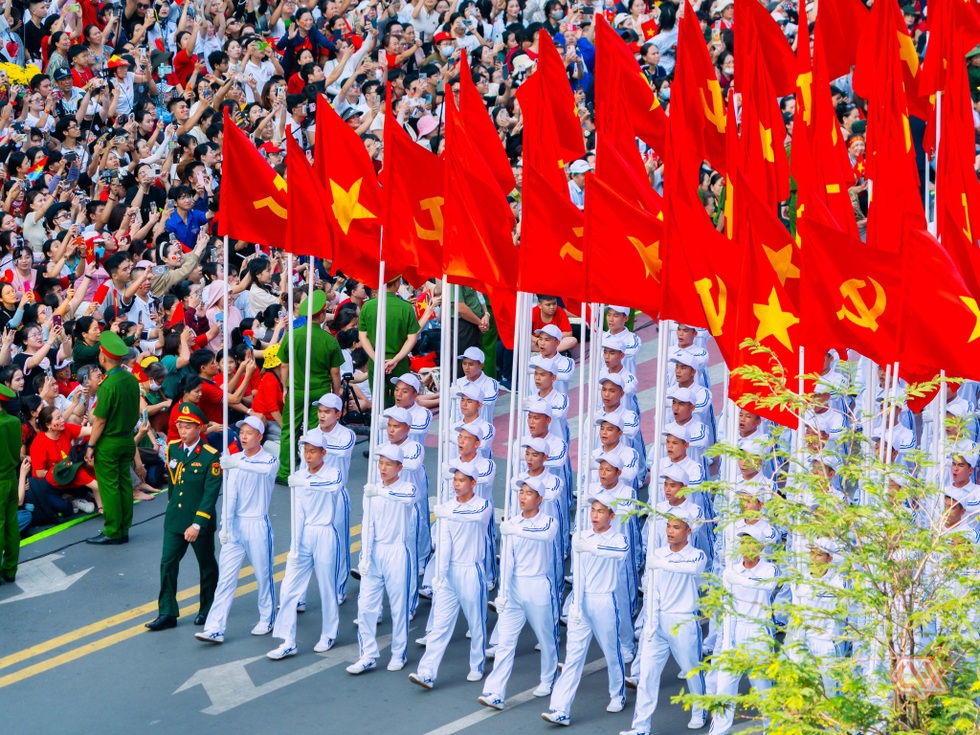 Nam sinh tạo cơn sốt với bộ ảnh diễu binh: Kiếm tiền giỏi, mơ làm nhà báo - 1