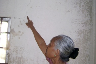 Hàng trăm nhà dân bị xe chạy công trình gây nứt