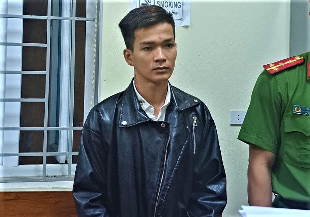 Nam thanh niên bị chém gần đứt lìa ba ngón tay ở quán ăn vặt - 1