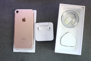 Cặp đôi iPhone 7 và 7 Plus bị đẩy giá ngất ngưởng trong ngày đầu mở bán