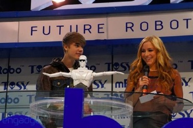 Justin Bieber trình diễn robot của Việt Nam tại CES 2012