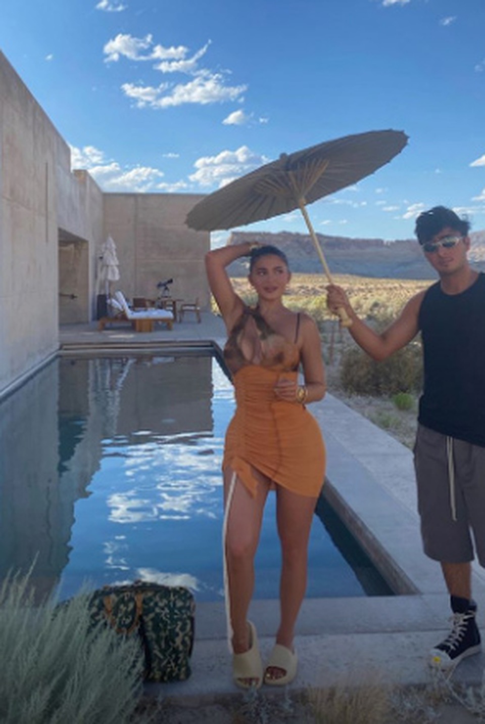 Kylie Jenner bốc lửa trong kỳ nghỉ ở sa mạc - 5 Kylie Jenner bốc lửa trong kỳ nghỉ ở sa mạc - 5
