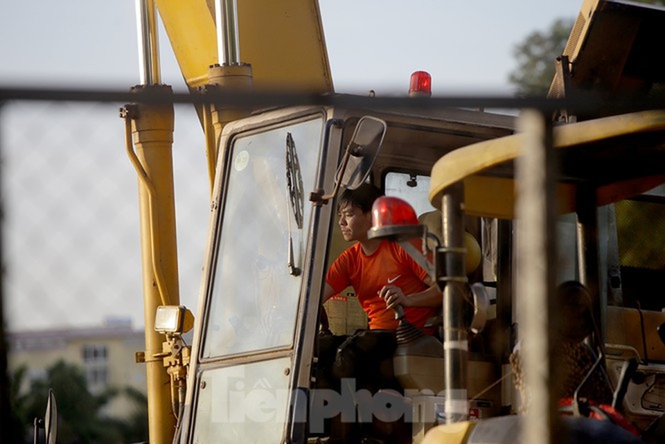 Công nhân phơi mình dưới trời nắng đổ lửa ở Hà Nội - 9