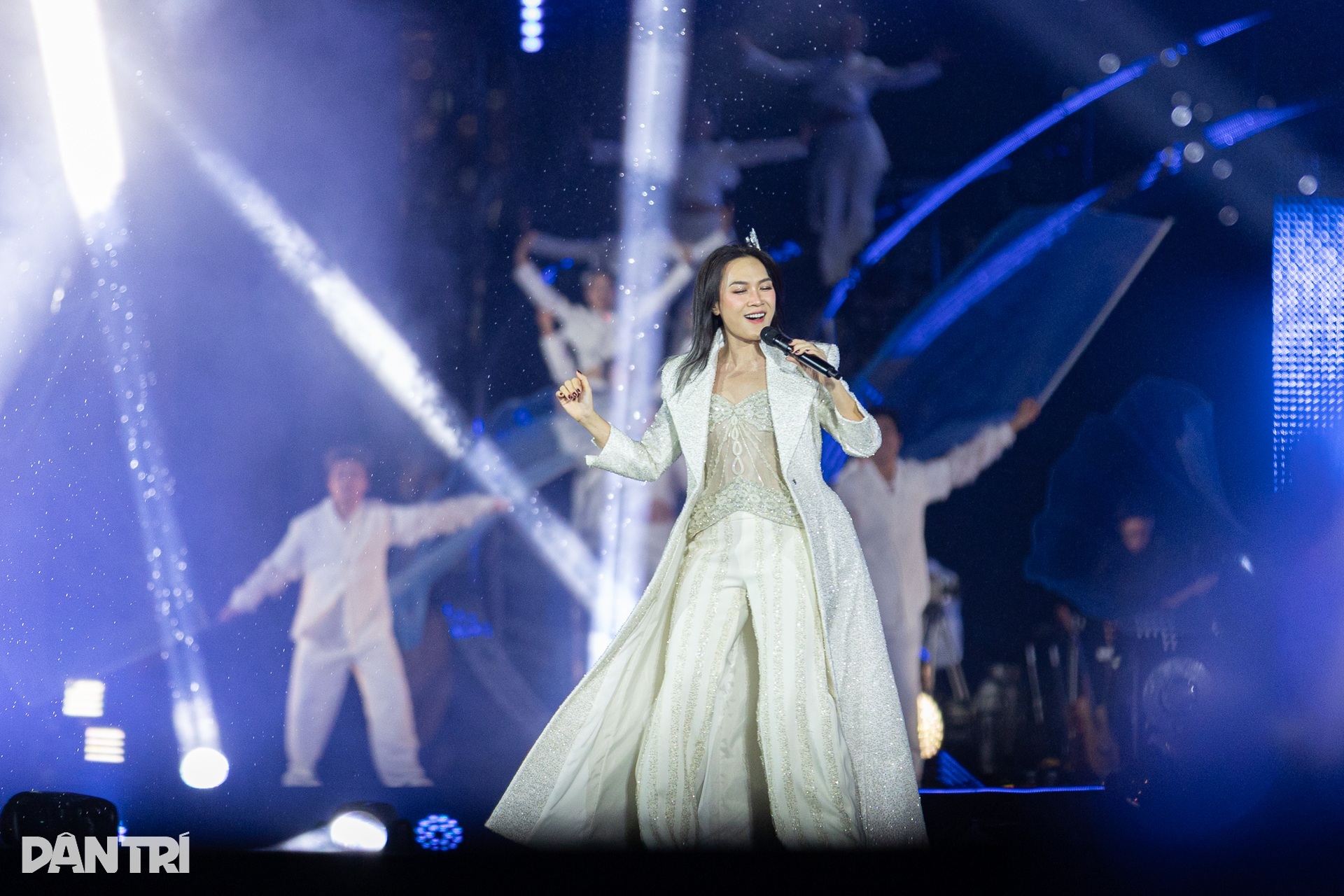 Mỹ Tâm khoe eo thon, cháy hết mình trong đêm nhạc 40.000 khán giả - 3 Mỹ Tâm khoe eo thon, cháy hết mình trong đêm nhạc 40.000 khán giả - 3