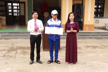 Tuyên dương nam sinh nhặt được ví, tìm trả lại người mất