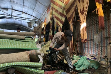 Tiểu thương bật khóc khi thấy hàng hoá biến thành rác sau lũ