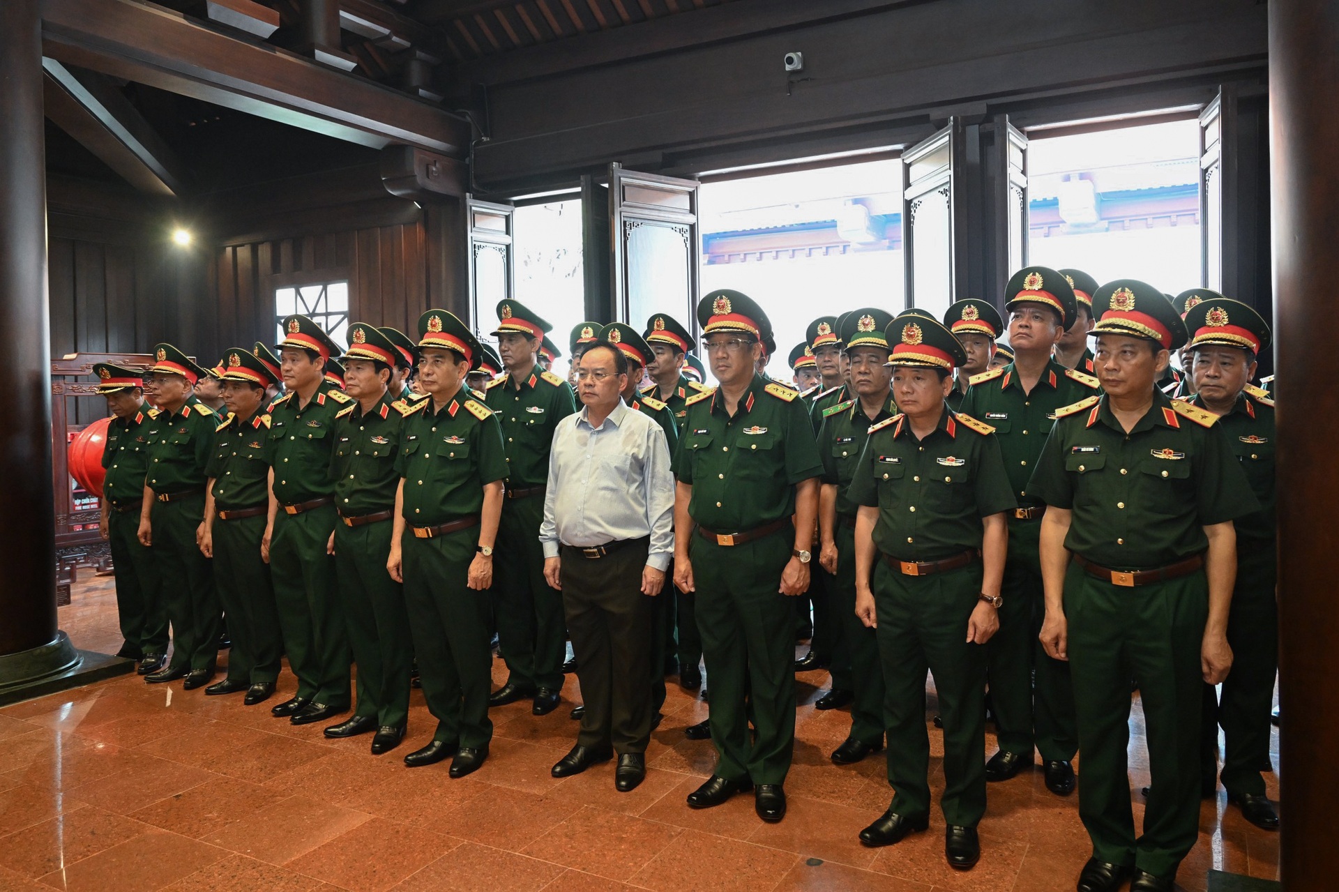 Bộ trưởng Quốc phòng Phan Văn Giang dâng hương tri ân liệt sỹ Điện Biên - 2 Bộ trưởng Quốc phòng Phan Văn Giang dâng hương tri ân liệt sỹ Điện Biên - 2