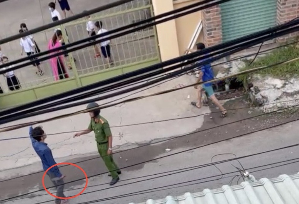 Người đàn ông cầm dao trước cổng trường, học sinh bỏ chạy tán loạn - 1 Người đàn ông cầm dao trước cổng trường, học sinh bỏ chạy tán loạn - 1