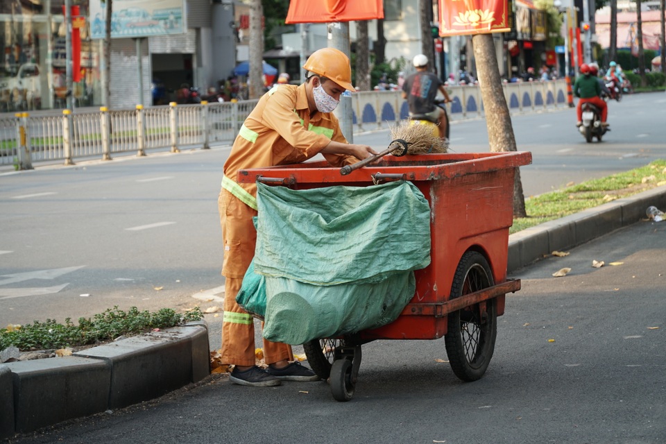 TPHCM: Buồn vui tâm sự công nhân vệ sinh trong Ngày Quốc tế Lao động 1/5 - 2 TPHCM: Buồn vui tâm sự công nhân vệ sinh trong Ngày Quốc tế Lao động 1/5 - 2