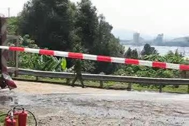 Xe chở gas lật chỏng vó trên đèo Hải Vân