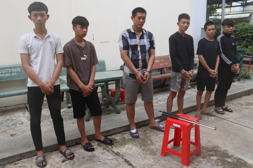 Bắt 6 thanh niên xách mã tấu chặn người đi đường cướp tài sản - 1 Bắt 6 thanh niên xách mã tấu chặn người đi đường cướp tài sản - 1