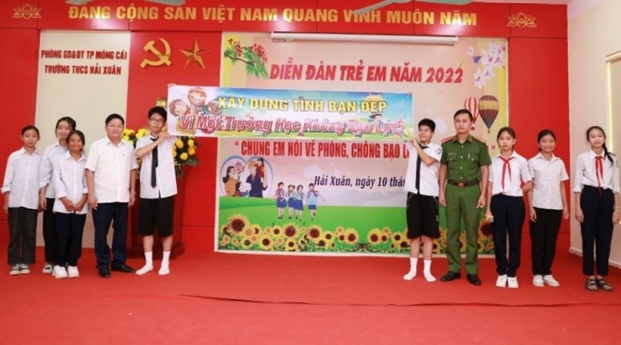 Trẻ em tham gia Diễn đàn trẻ em.