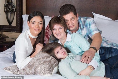 Hoa hậu hoàn vũ đau đớn khi mất em gái 13 tuổi