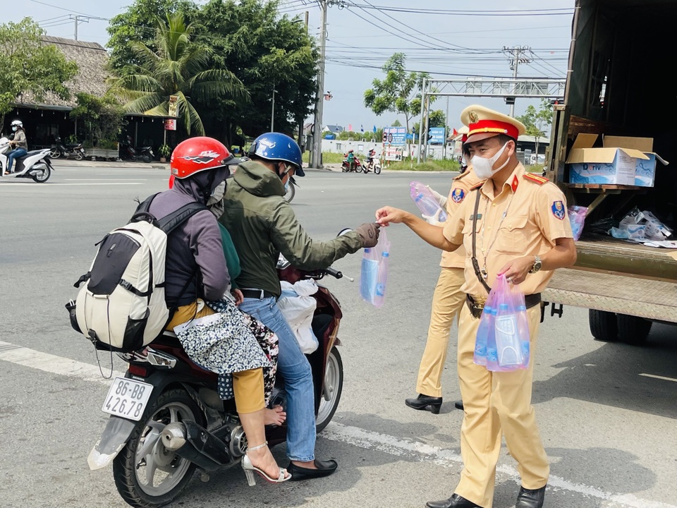 Giật mình vì CSGT đứng đầy đường, người dân bất ngờ khi được phát nước - 8 Giật mình vì CSGT đứng đầy đường, người dân bất ngờ khi được phát nước - 8