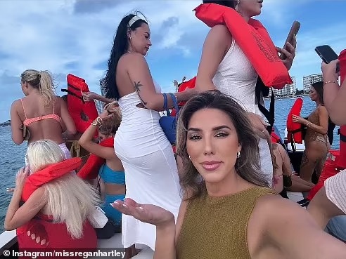 Du thuyền suýt chìm, hàng chục hot girl mặc đồ bơi gây tranh cãi khi sơ tán - 2