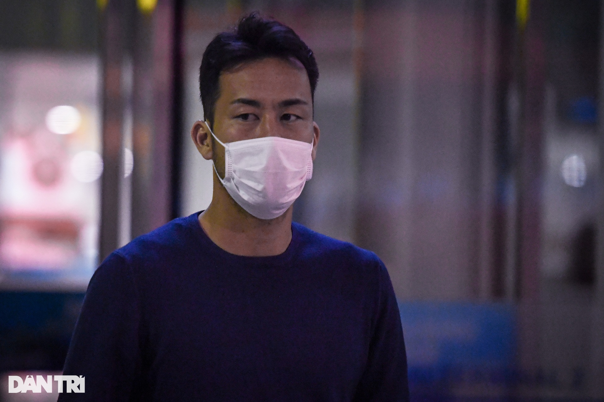 Takumi Minamino vẫy tay chào người hâm mộ khi đặt chân tới Việt Nam - 11 Takumi Minamino vẫy tay chào người hâm mộ khi đặt chân tới Việt Nam - 11