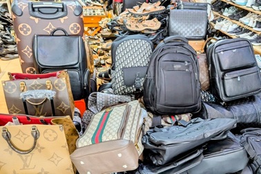 Thu giữ nhiều túi hiệu Gucci, Chanel, Dior không rõ nguồn gốc