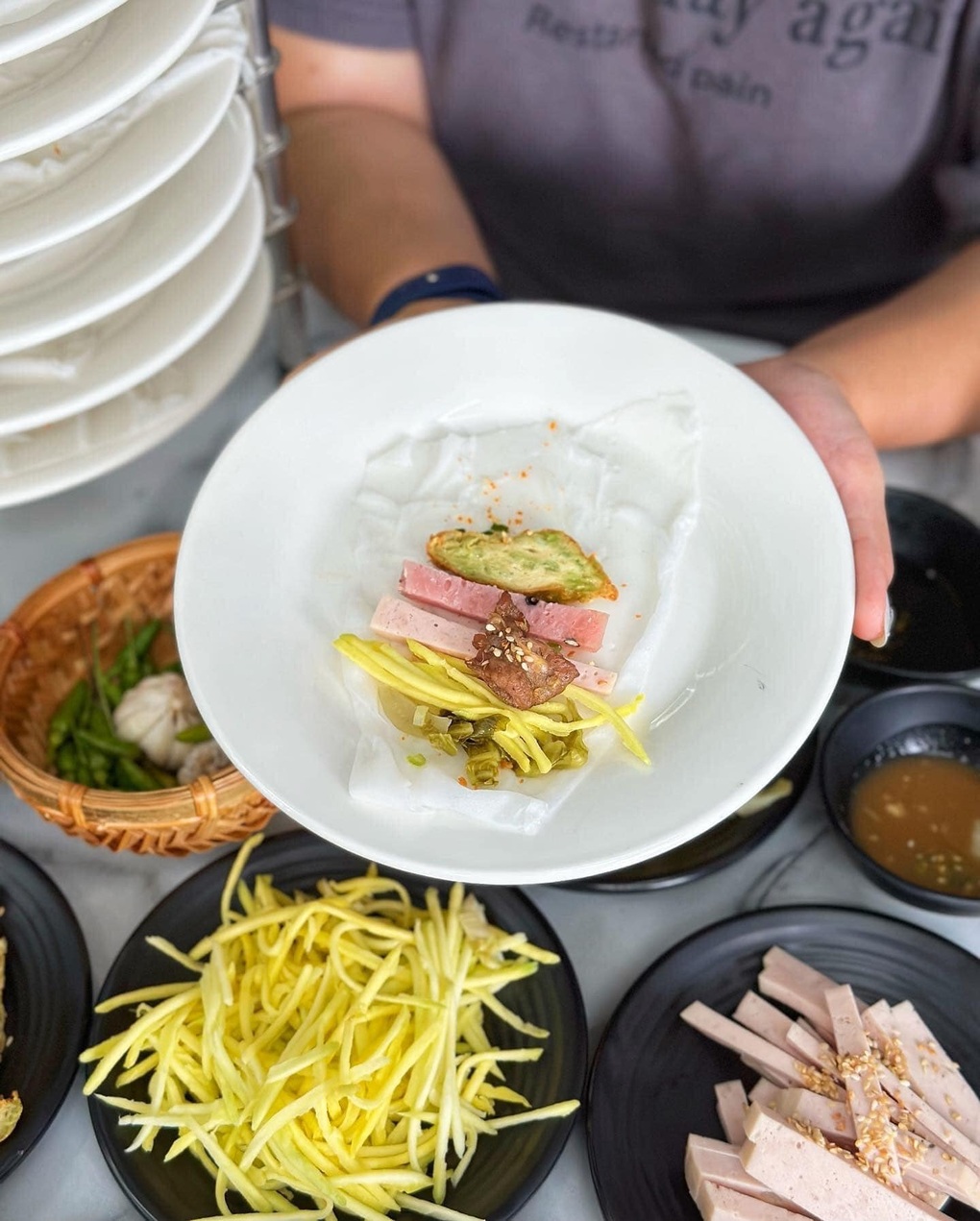 Món ăn tốn chén đĩa nhất Việt Nam, khách cuốn vài chục bánh mới đã thèm - 3 Món ăn tốn chén đĩa nhất Việt Nam, khách cuốn vài chục bánh mới đã thèm - 3